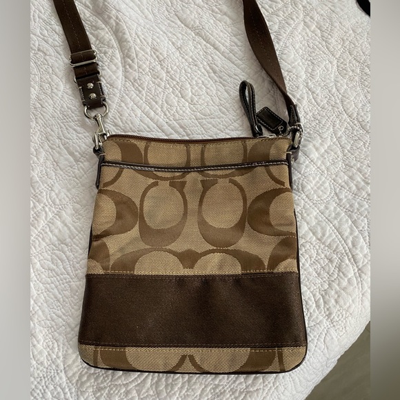 Coach bag In Signature Canvas. Brown. Good fair condition - Picture 2 of 3